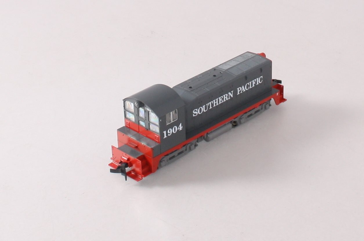 Kato 37-11B HO Southern Pacific EMD NW2 Phase II Diesel Locomotive #1904 -DC