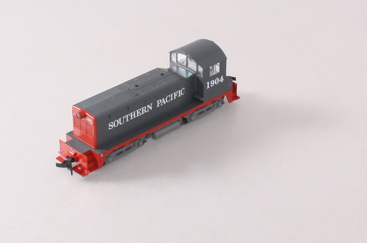 Kato 37-11B HO Southern Pacific EMD NW2 Phase II Diesel Locomotive #1904 -DC