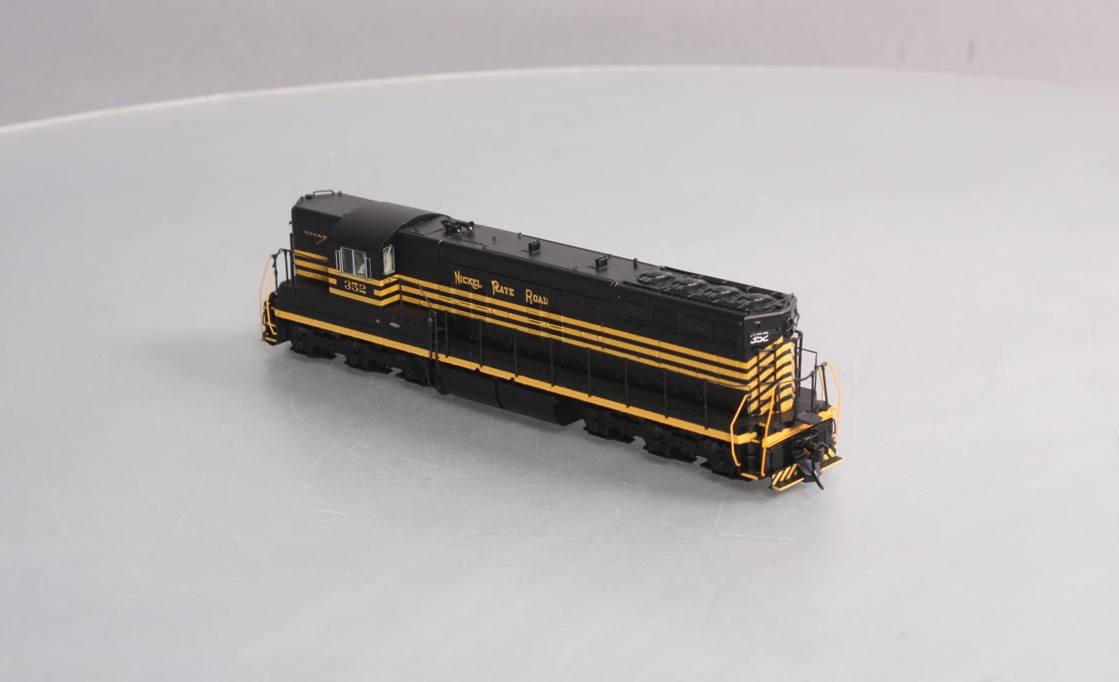Broadway Limited 5814 HO Nickel Plate Road EMD SD9 3-Stripe Diesel Loco #352