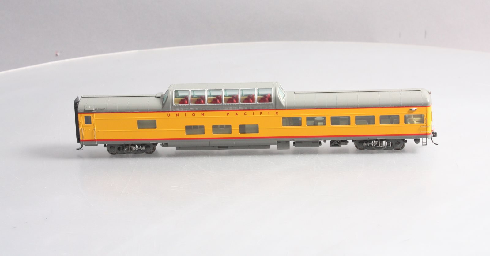 Walthers 920-9237 HO Union Pacific 85' ACF Observation Dome Lounge Lighted