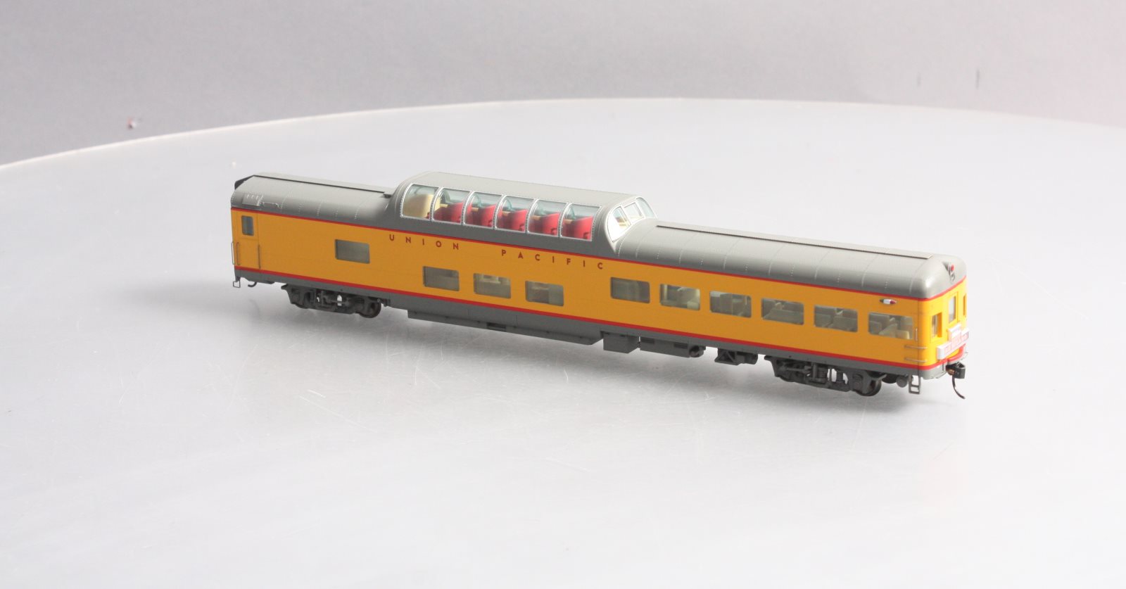 Walthers 920-9237 HO Union Pacific 85' ACF Observation Dome Lounge Lighted