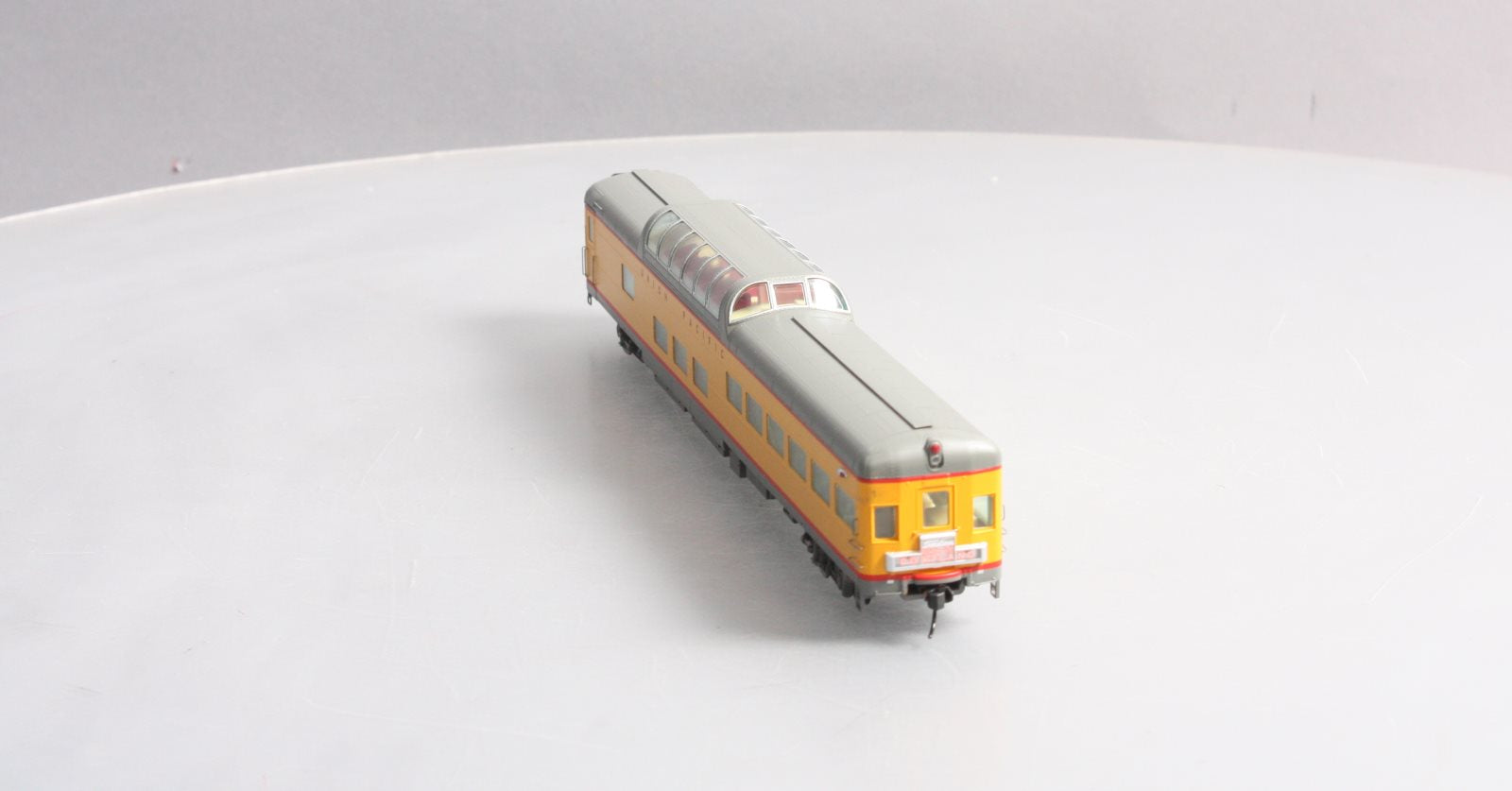 Walthers 920-9237 HO Union Pacific 85' ACF Observation Dome Lounge Lighted