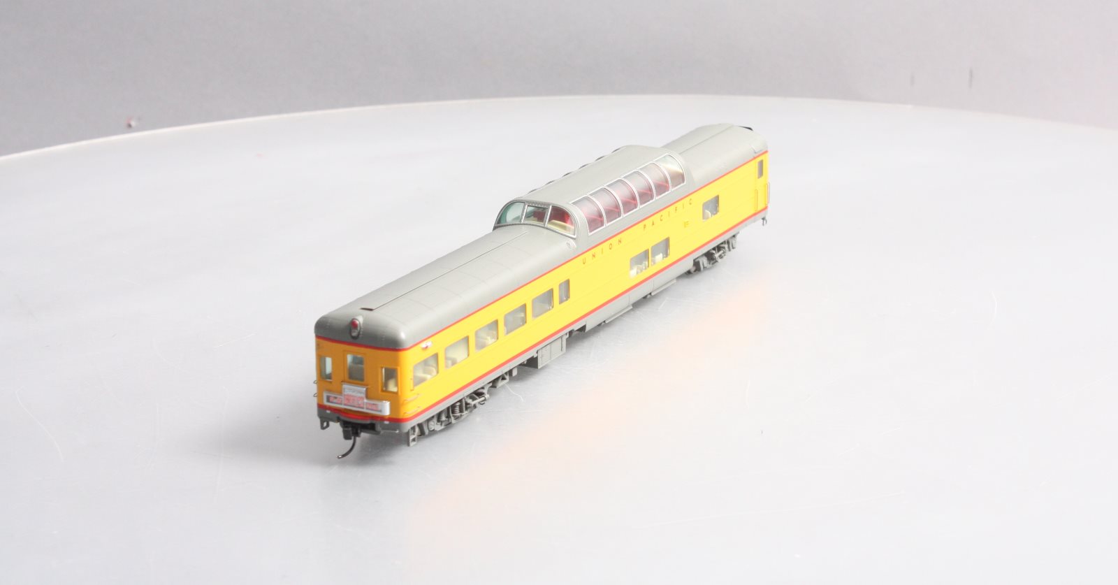 Walthers 920-9237 HO Union Pacific 85' ACF Observation Dome Lounge Lighted