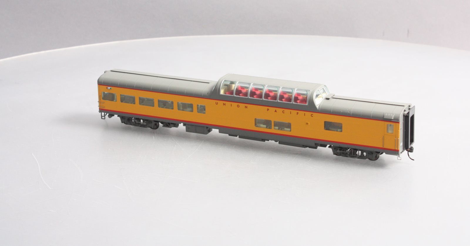 Walthers 920-9237 HO Union Pacific 85' ACF Observation Dome Lounge Lighted