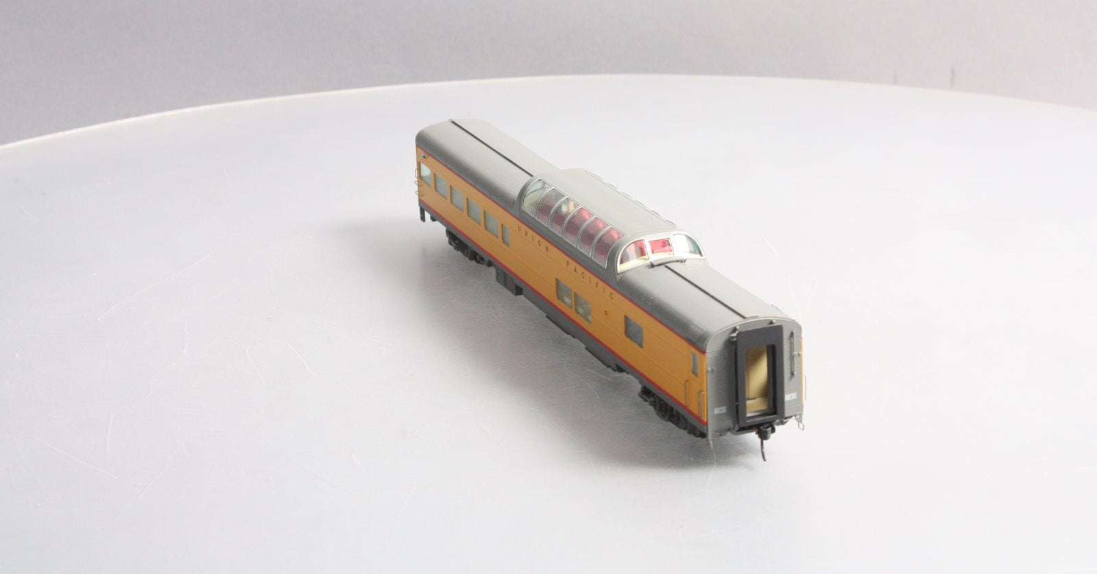 Walthers 920-9237 HO Union Pacific 85' ACF Observation Dome Lounge Lighted