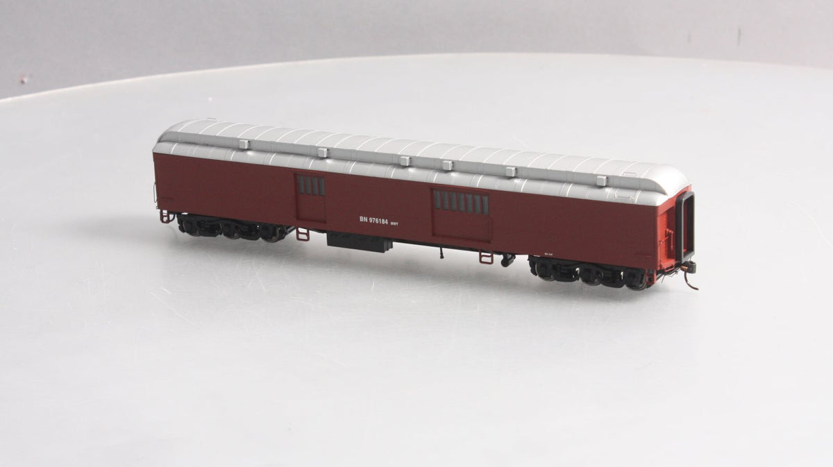 Walthers 932-10528 HO BN Maintenance of Way Baggage Car #976184