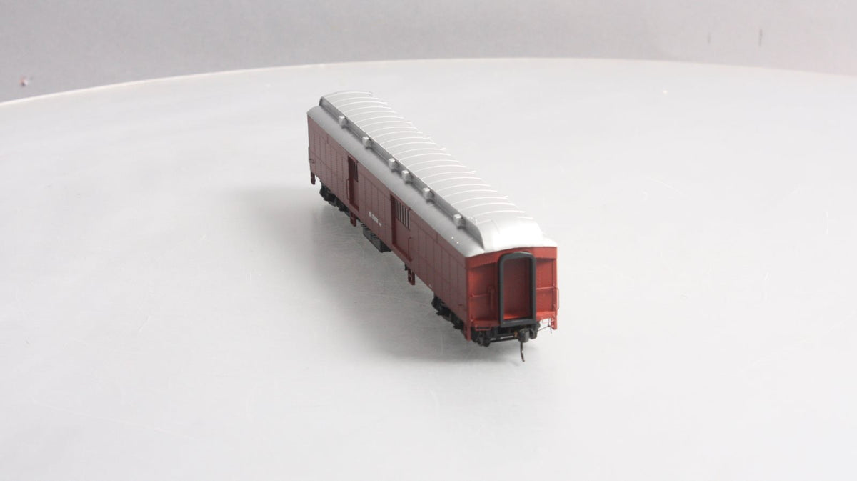 Walthers 932-10528 HO BN Maintenance of Way Baggage Car #976184