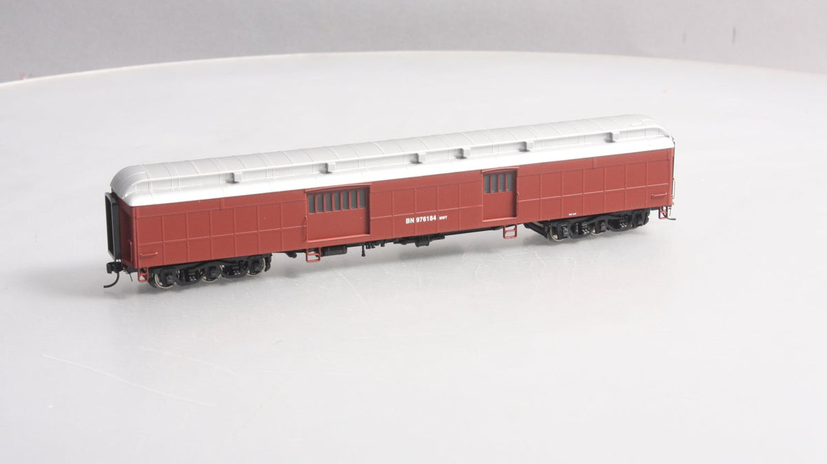 Walthers 932-10528 HO BN Maintenance of Way Baggage Car #976184