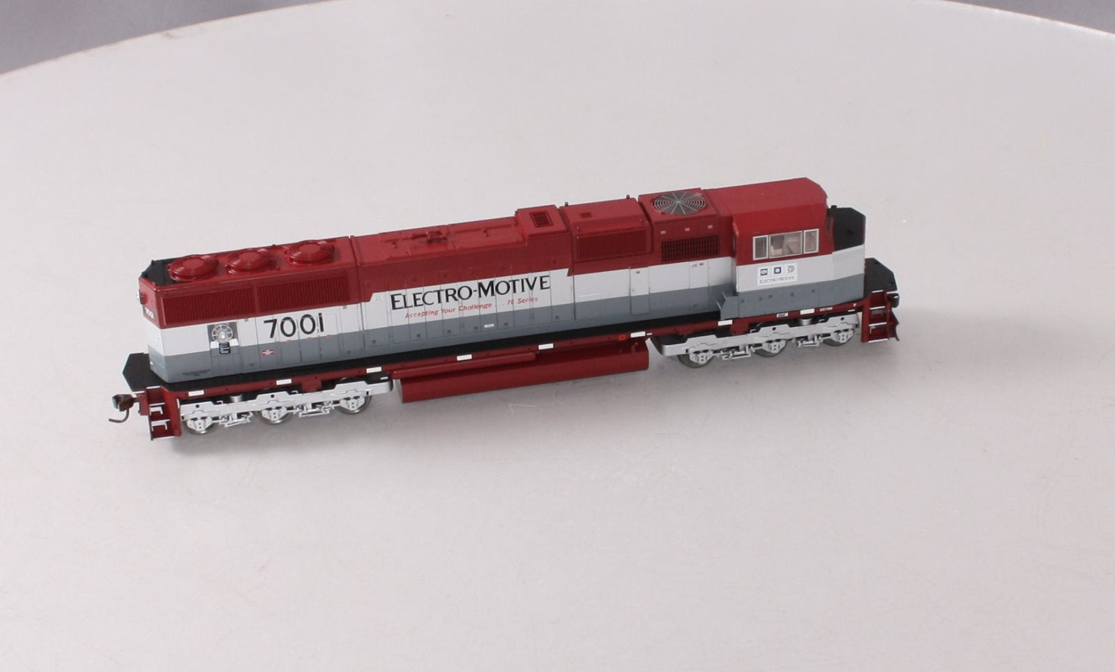 Athearn 0G6117 HO Scale Electo-Motive SD70M EMD Diesel Locomotive #7001 LN/Box