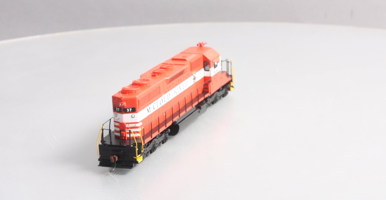 Athearn 93531 HO McCloud Railway SD38 Diesel Locomotive #37 LN/Box