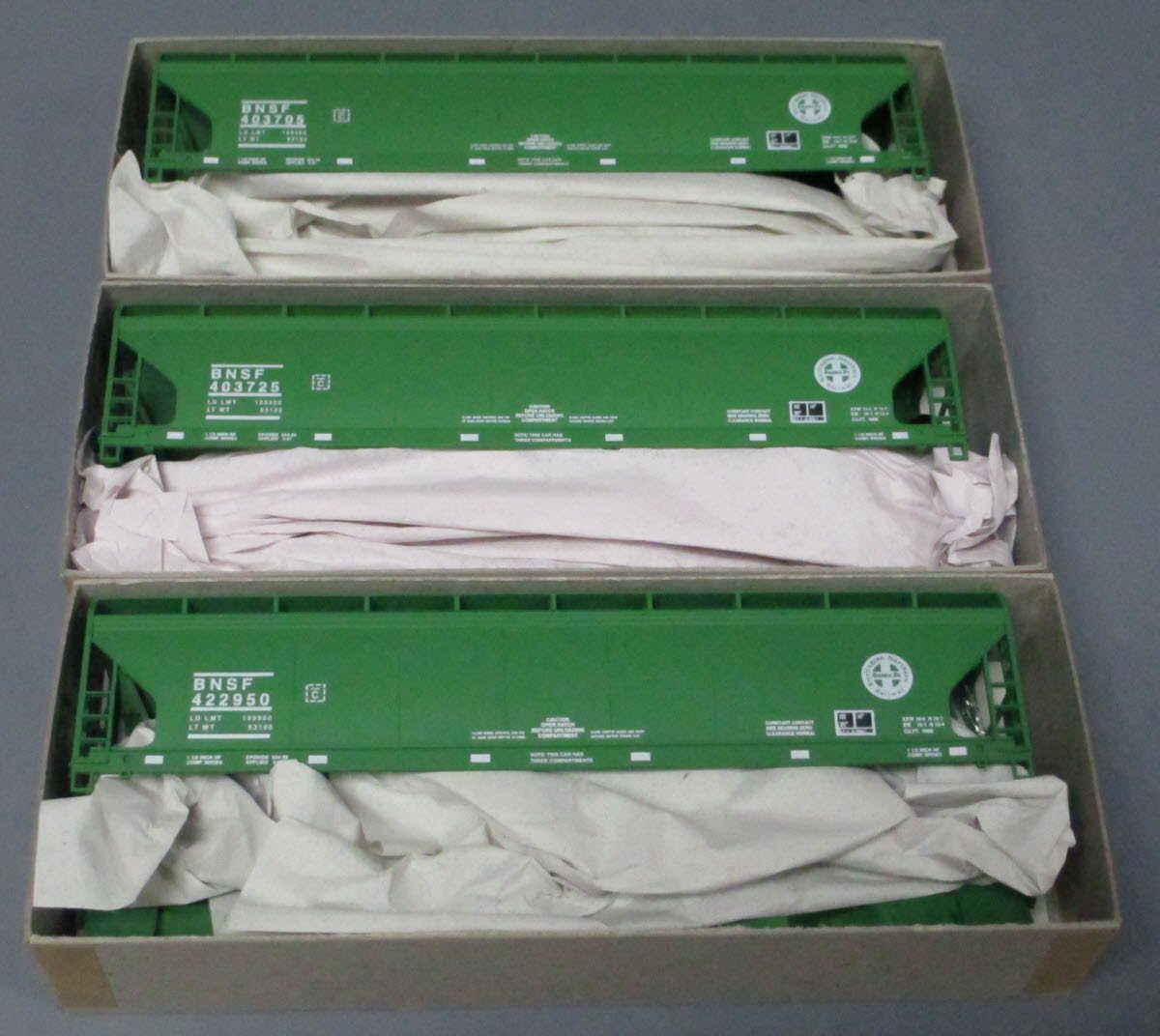 Accurail 12048 HO Burlington Northern Santa Fe ACE 3-Bay Covered Hopper(6)