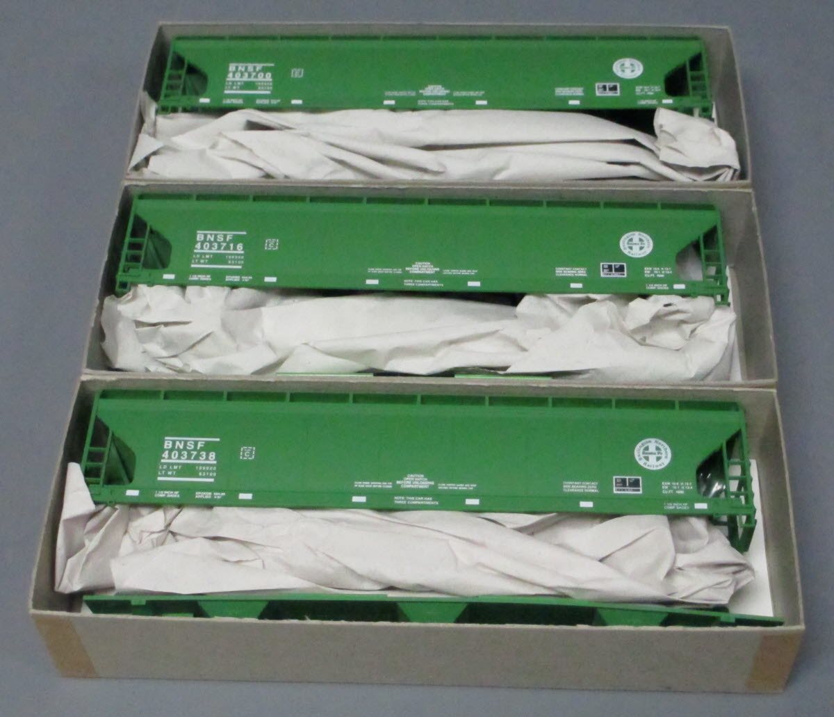 Accurail 12048 HO Burlington Northern Santa Fe ACE 3-Bay Covered Hopper(6)
