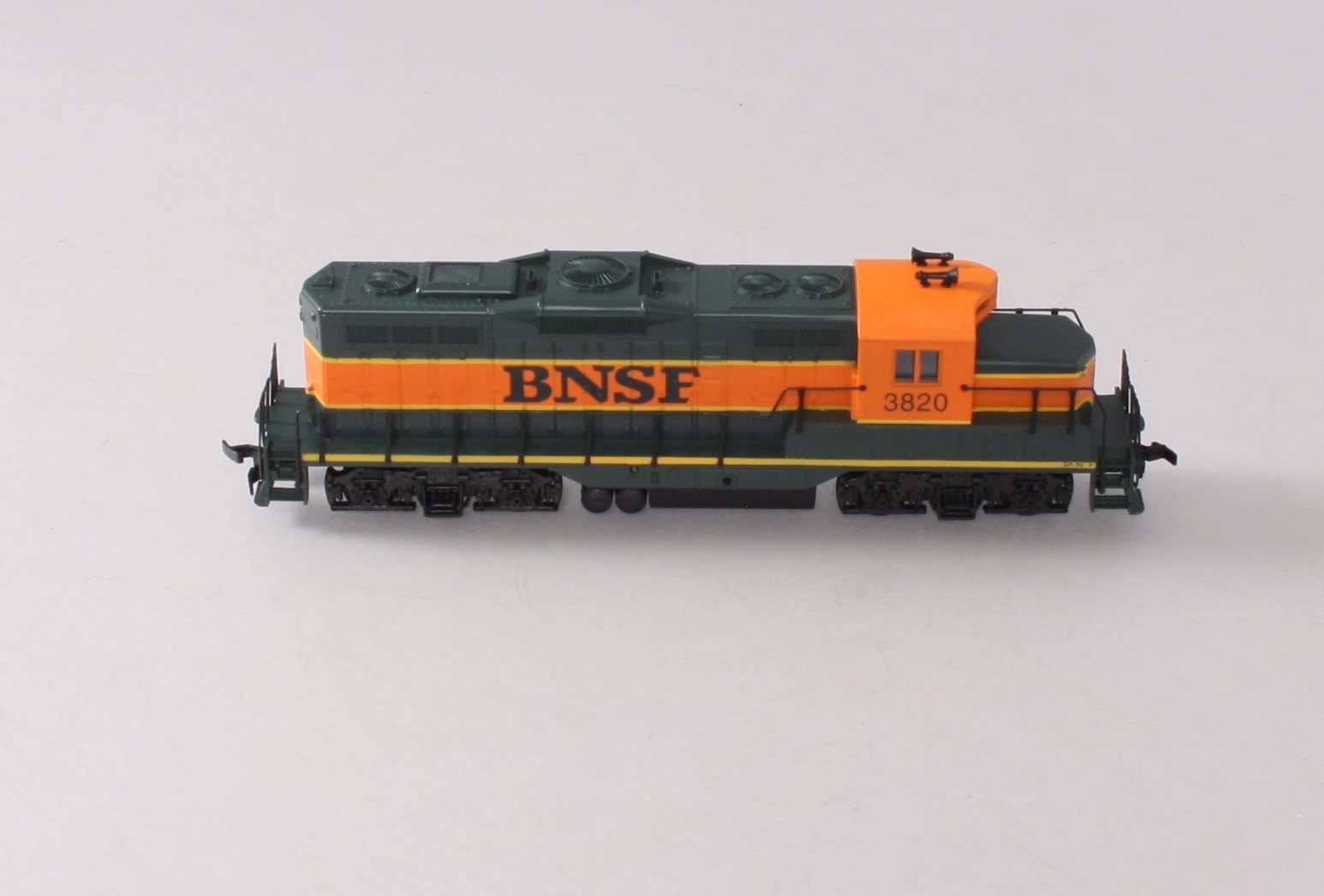 Walthers 931-120 HO Burlington Northern Santa Fe EMD GP9M Diesel Loco DC #3820