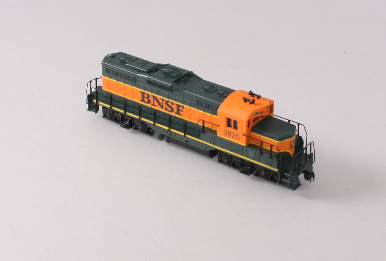 Walthers 931-120 HO Burlington Northern Santa Fe EMD GP9M Diesel Loco DC #3820