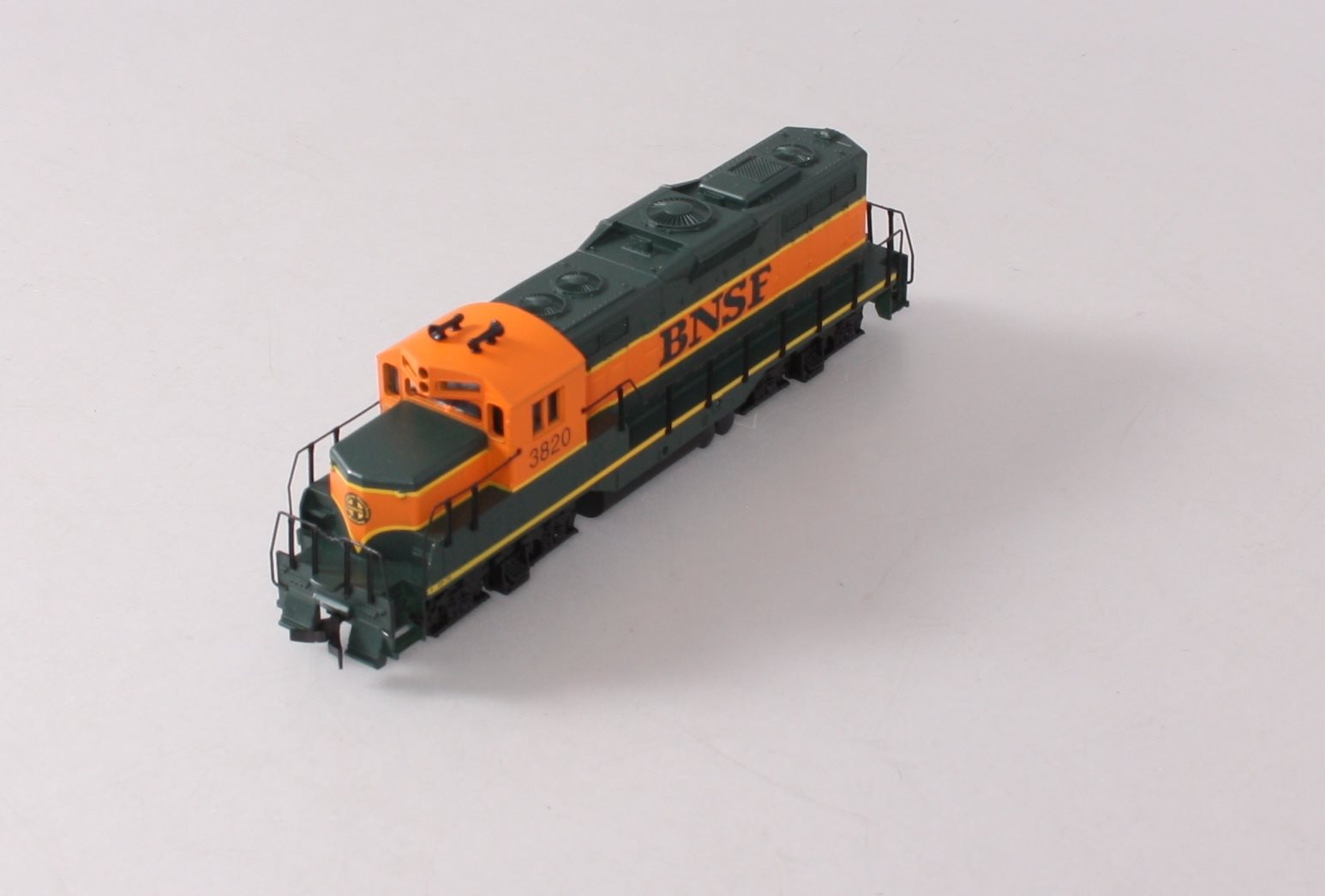 Walthers 931-120 HO Burlington Northern Santa Fe EMD GP9M Diesel Loco DC #3820