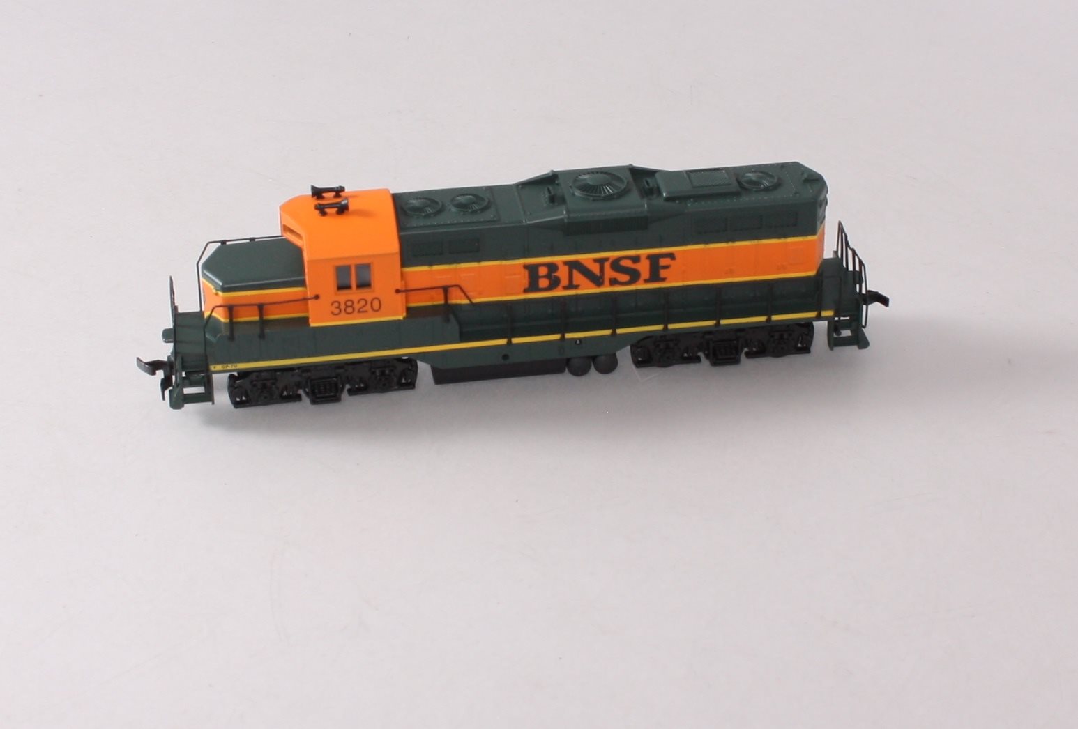 Walthers 931-120 HO Burlington Northern Santa Fe EMD GP9M Diesel Loco DC #3820
