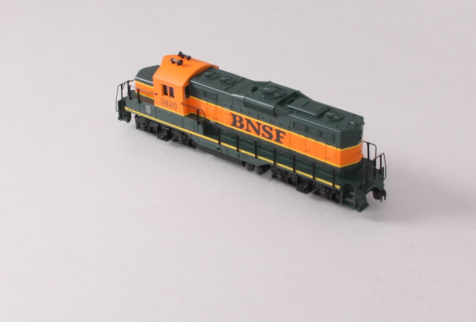 Walthers 931-120 HO Burlington Northern Santa Fe EMD GP9M Diesel Loco DC #3820