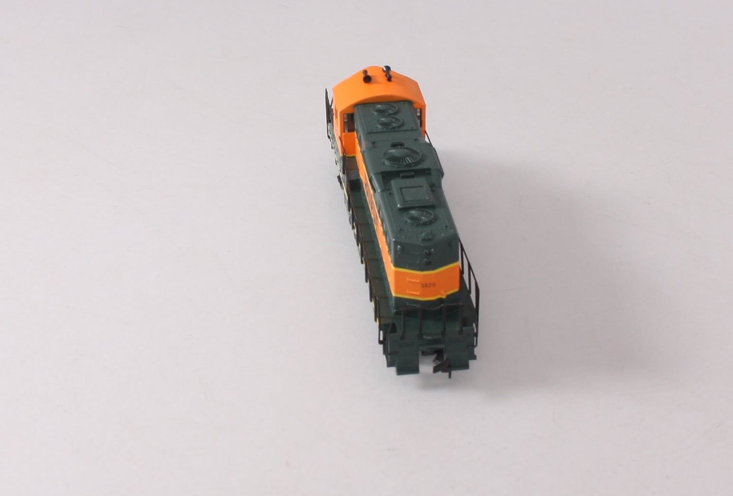 Walthers 931-120 HO Burlington Northern Santa Fe EMD GP9M Diesel Loco DC #3820