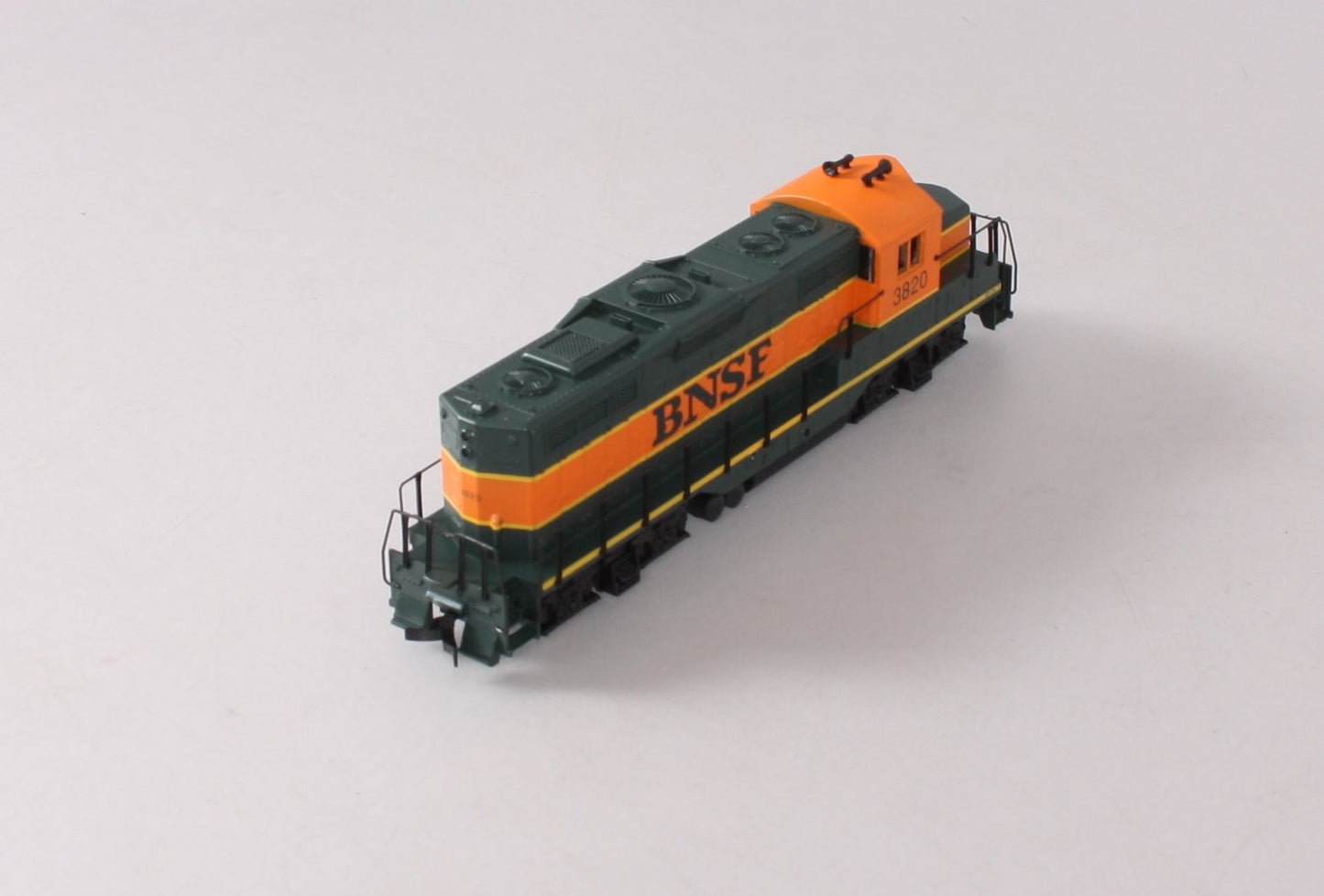 Walthers 931-120 HO Burlington Northern Santa Fe EMD GP9M Diesel Loco DC #3820