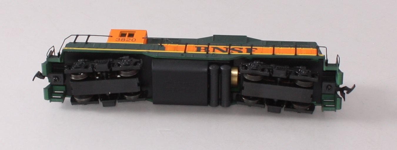 Walthers 931-120 HO Burlington Northern Santa Fe EMD GP9M Diesel Loco DC #3820