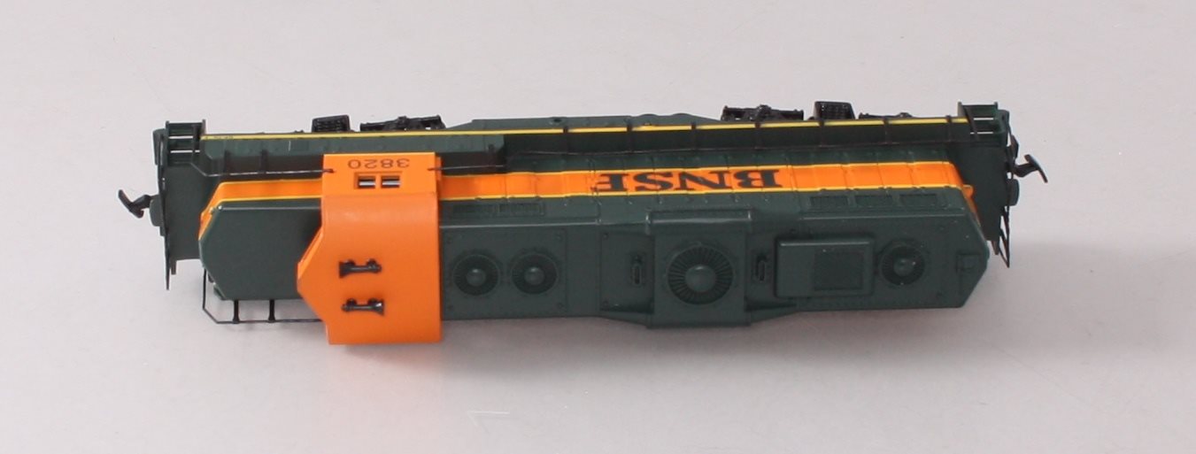 Walthers 931-120 HO Burlington Northern Santa Fe EMD GP9M Diesel Loco DC #3820