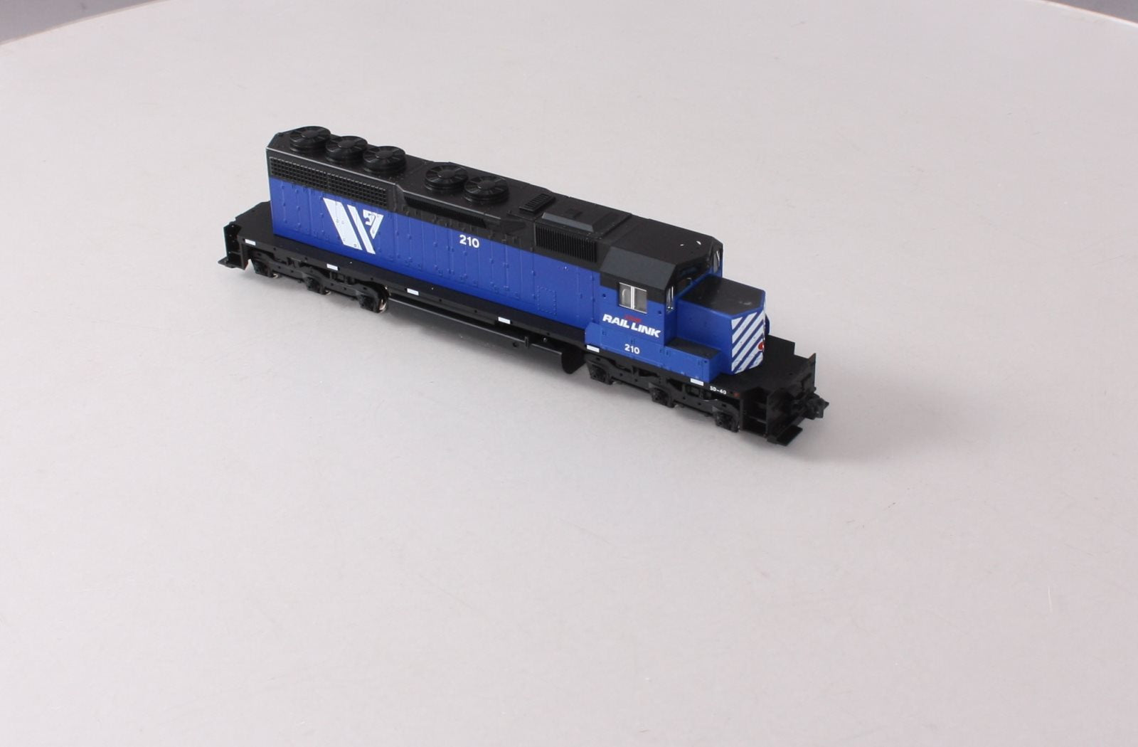 Kato 37-6326 HO I&M Rail Link SD40 Diesel Locomotive #210 – Trainz