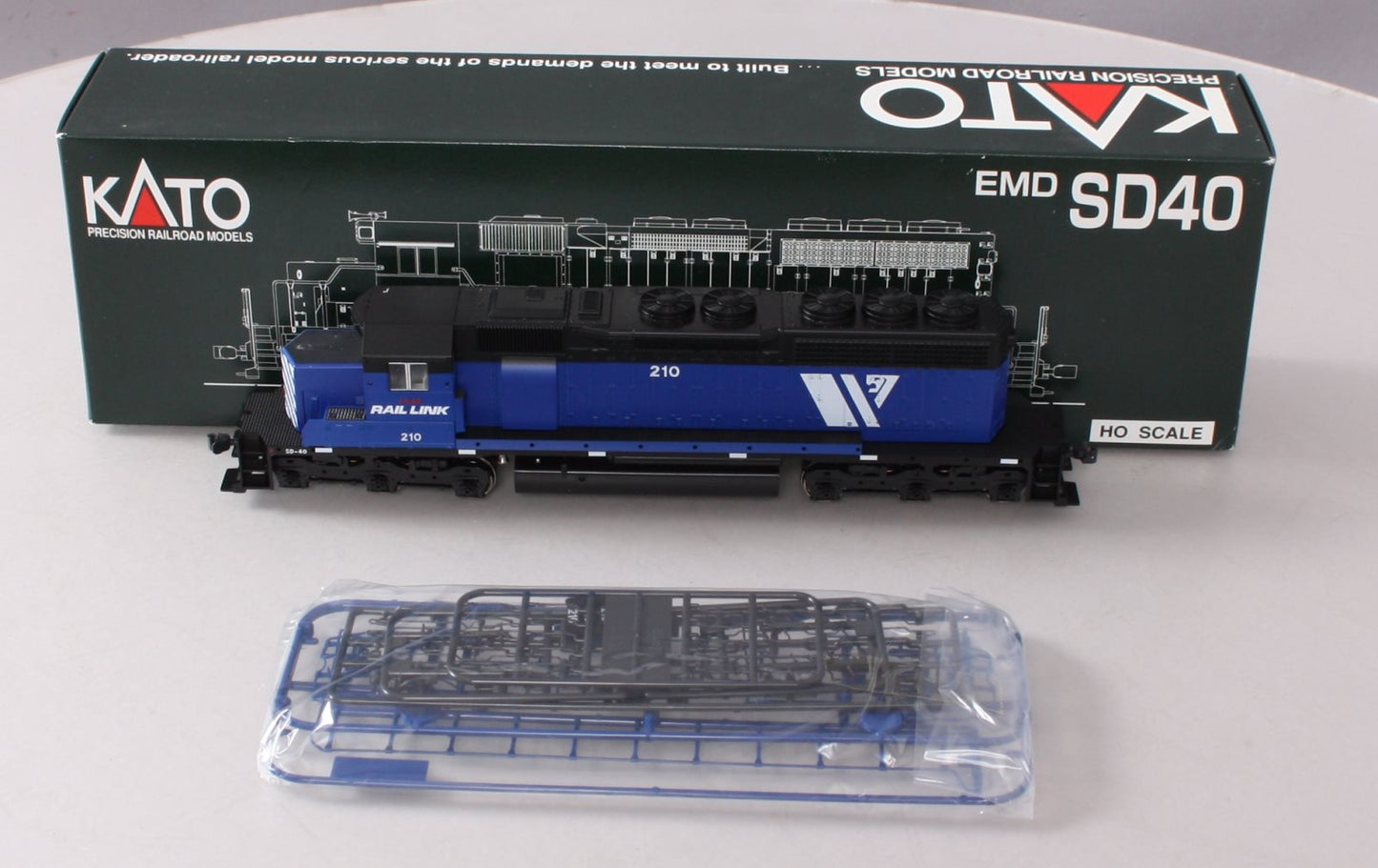 Kato 37-6326 HO I&M Rail Link SD40 Diesel Locomotive #210
