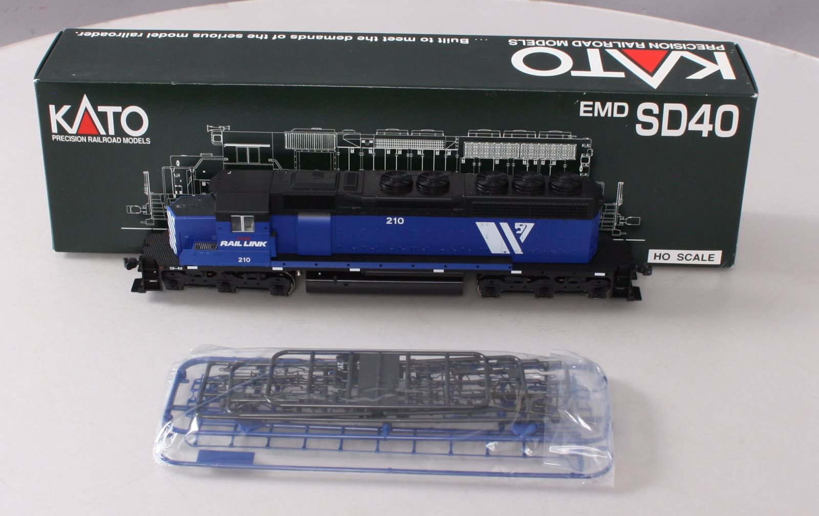 Kato 37-6326 HO I&M Rail Link SD40 Diesel Locomotive #210