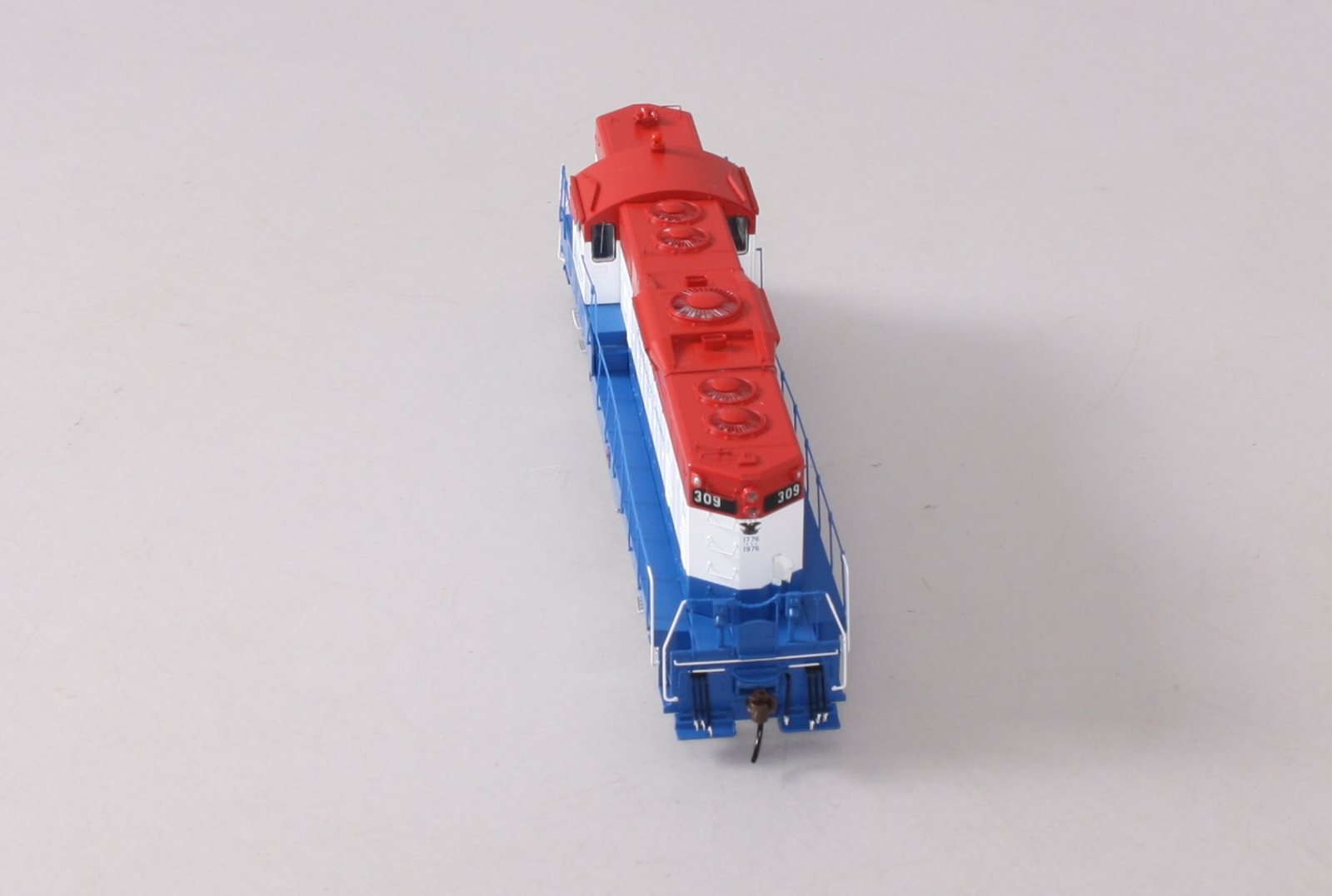 Athearn G78149 HO Weyerhaeuser/Bicentennial GP7 Diesel Locomotive #309