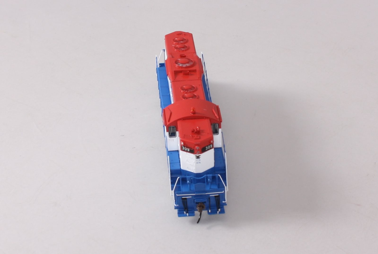 Athearn G78149 HO Weyerhaeuser/Bicentennial GP7 Diesel Locomotive #309