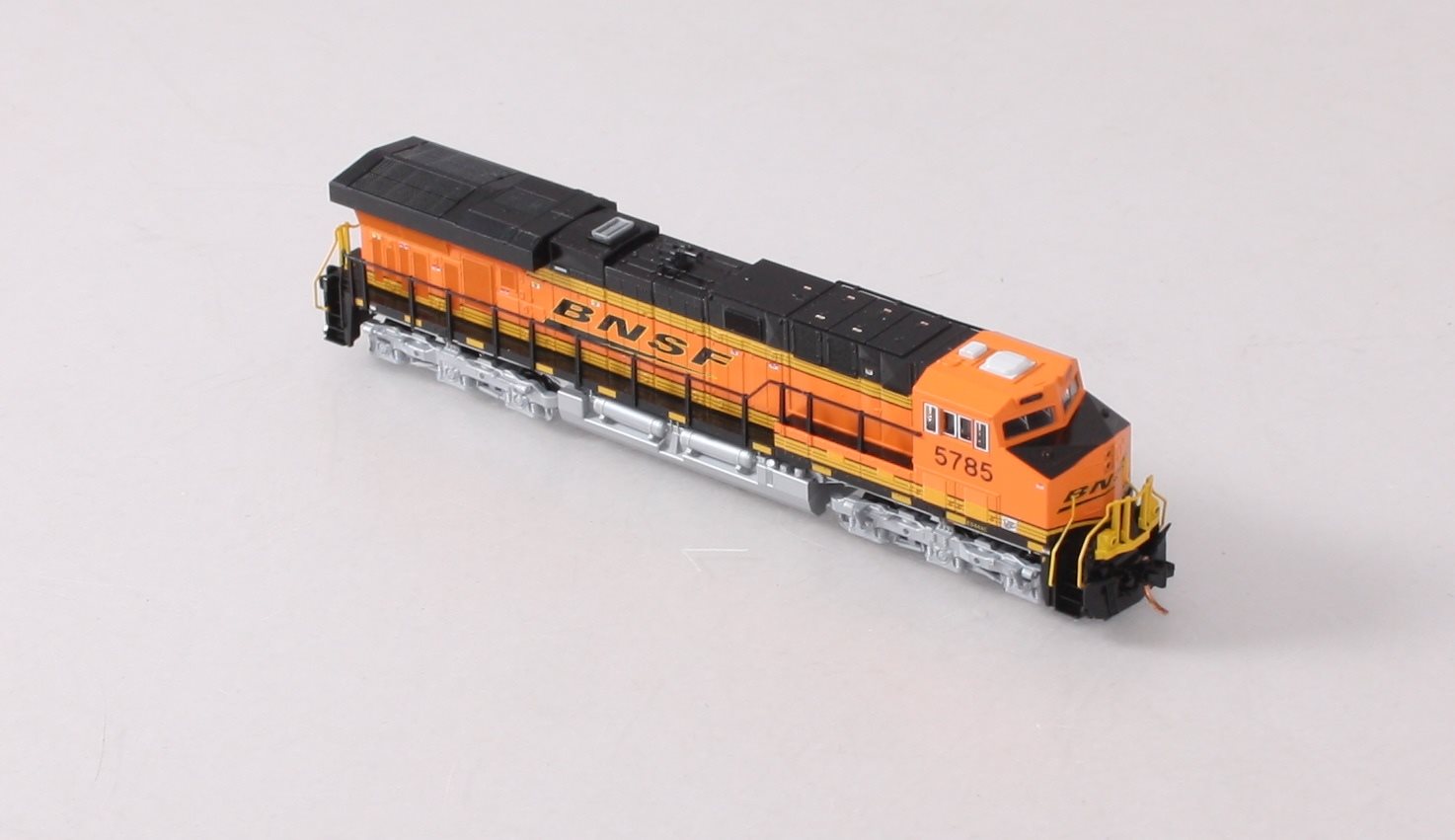 Kato 176-8925 N BNSF GEVO Swoosh GE ES44AC Diesel Locomotive #5785 LN/Box