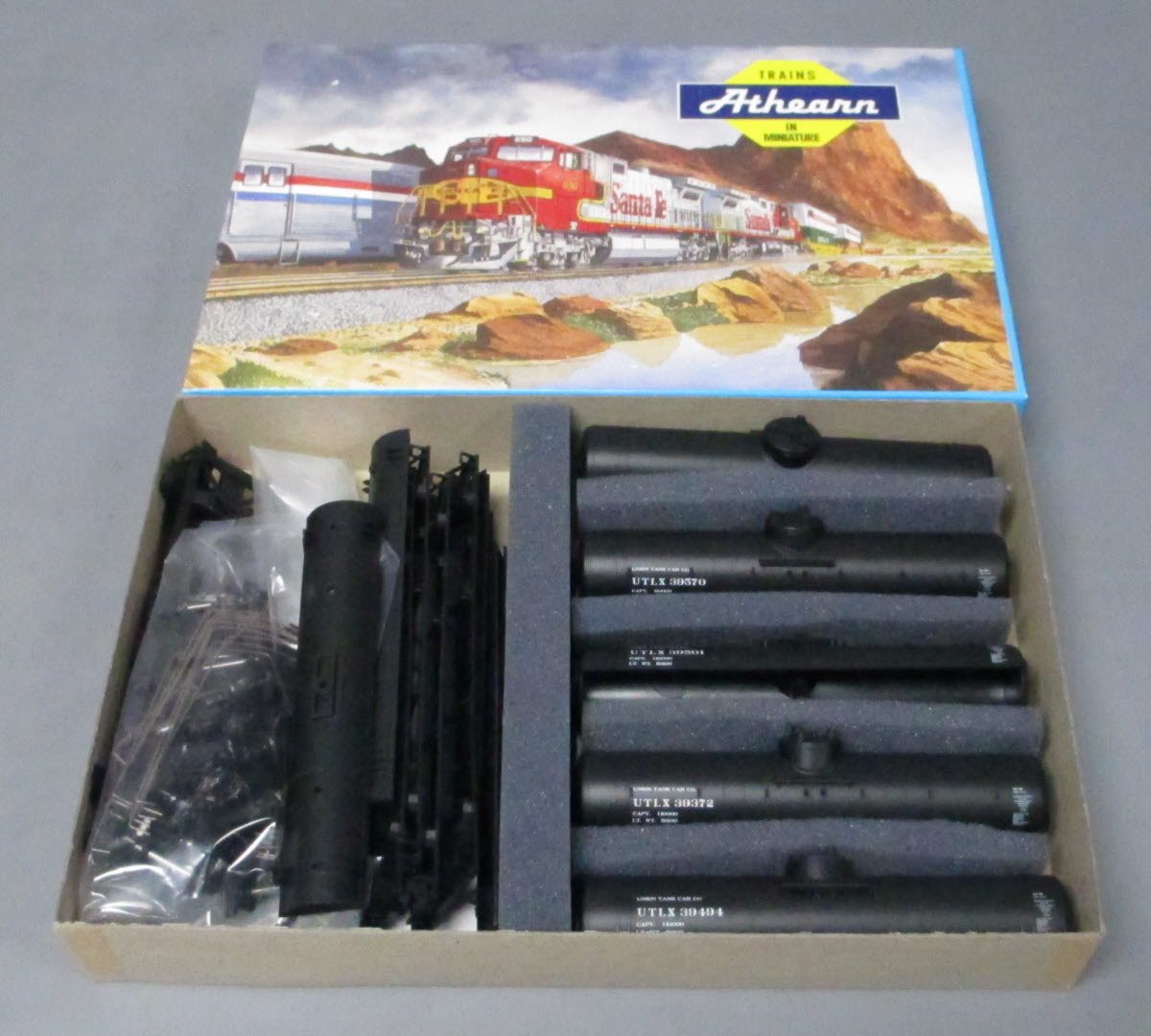 Athearn 1598 HO Scale UTLX Single Dome Tank Car Kit (Pack of 5)