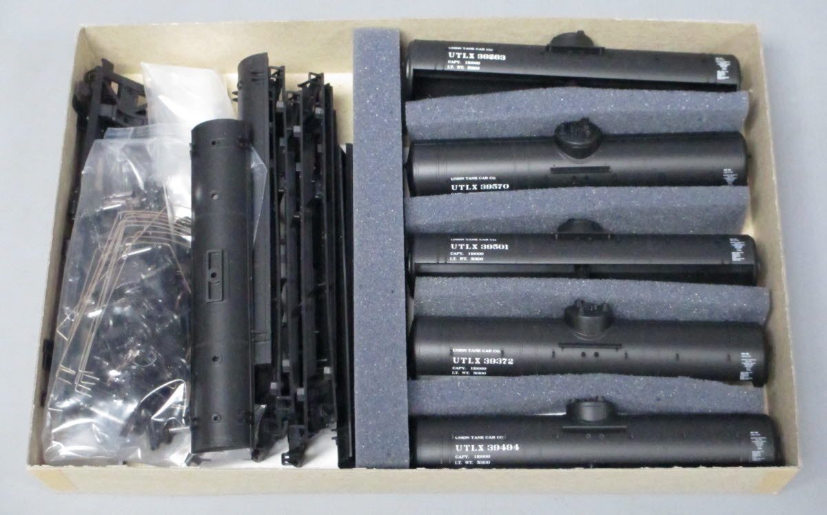 Athearn 1598 HO Scale UTLX Single Dome Tank Car Kit (Pack of 5)