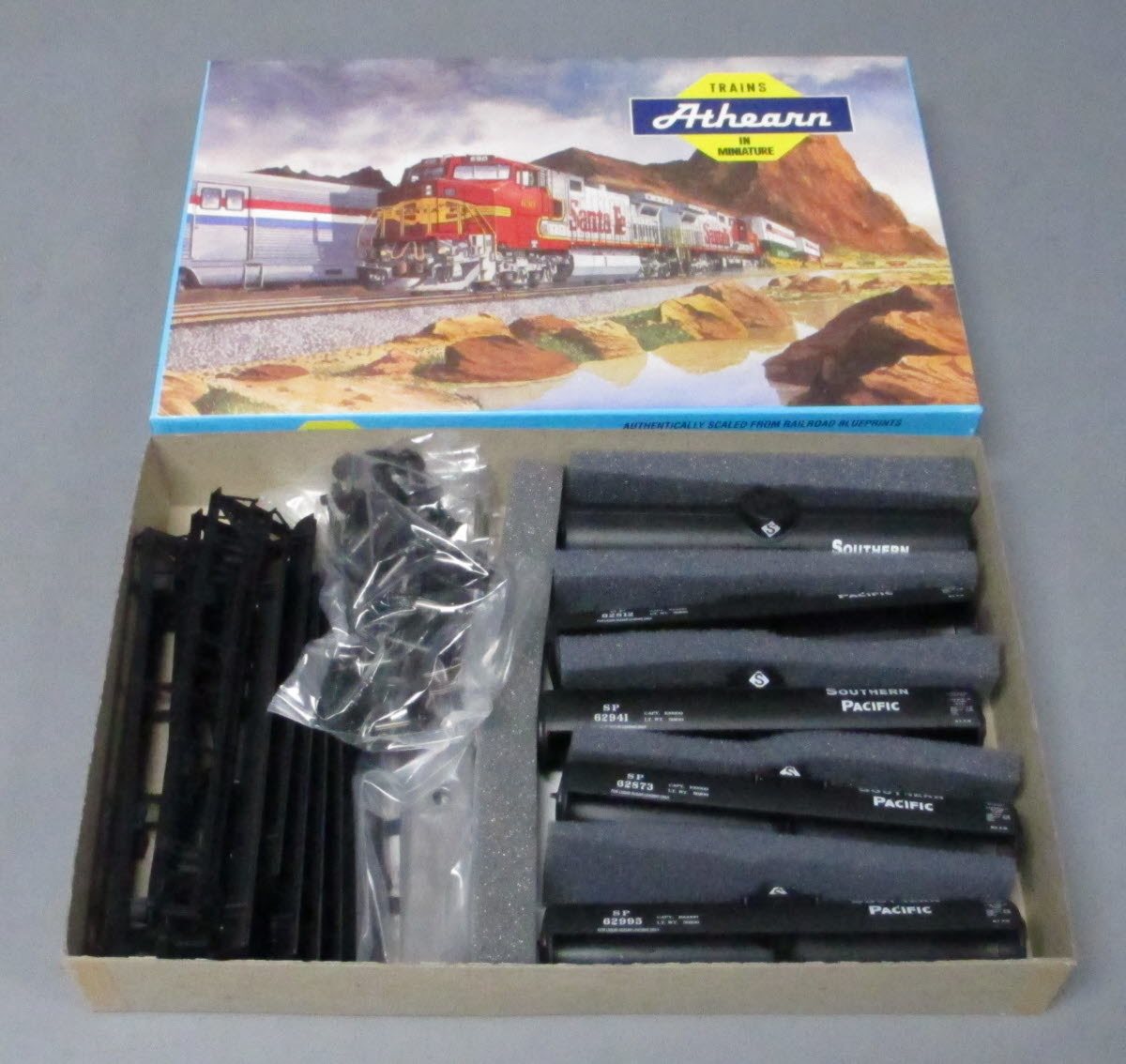 Athearn 1596 HO Scale Southern Pacific Single Dome Tank Car Kit (Pack of 5)