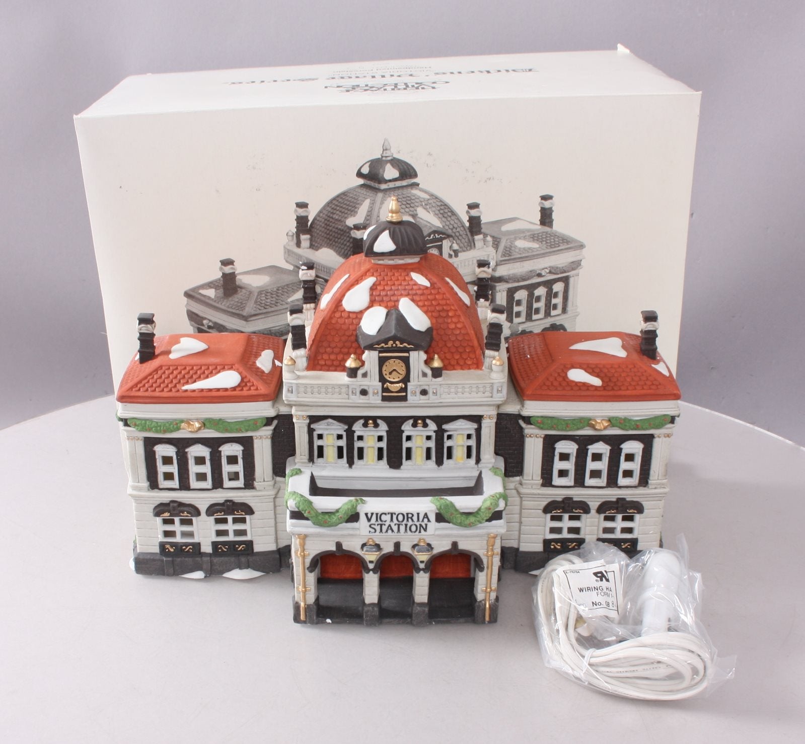 Dept 56 5574-3 Dickens Village Series: Victoria Station LN/Box