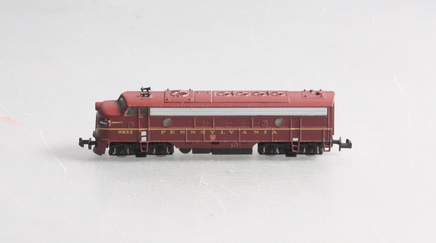Model Power 89441 N Pennsylvania EMD FP7A Phase II Diesel Locomotive #9832