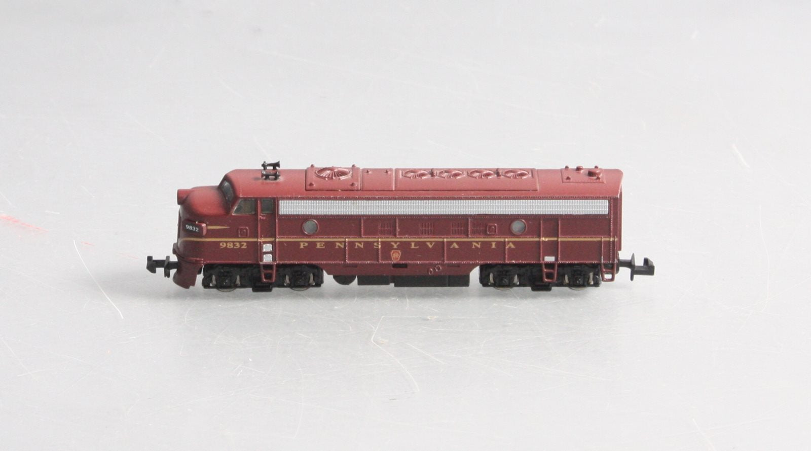 Model Power 89441 N Pennsylvania EMD FP7A Phase II Diesel Locomotive #9832