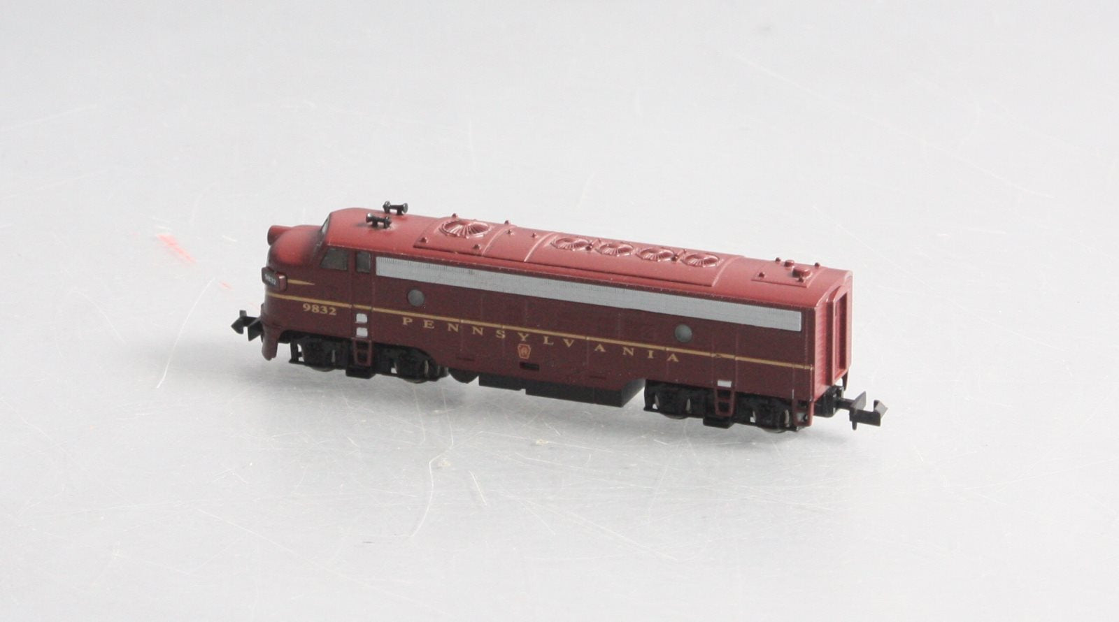 Model Power 89441 N Pennsylvania EMD FP7A Phase II Diesel Locomotive #9832