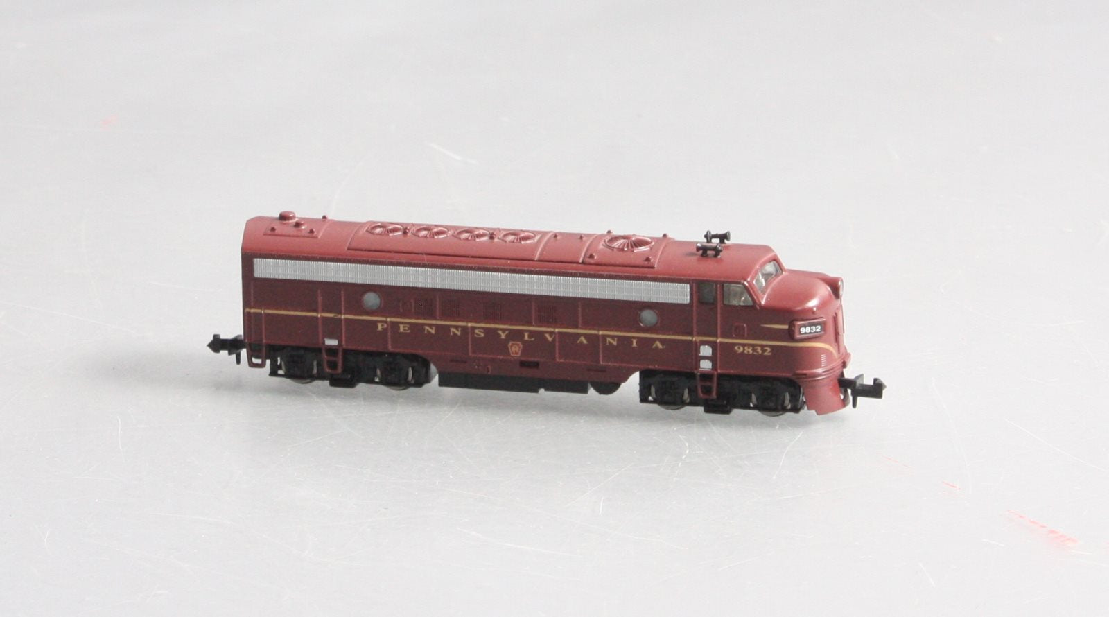 Model Power 89441 N Pennsylvania EMD FP7A Phase II Diesel Locomotive #9832