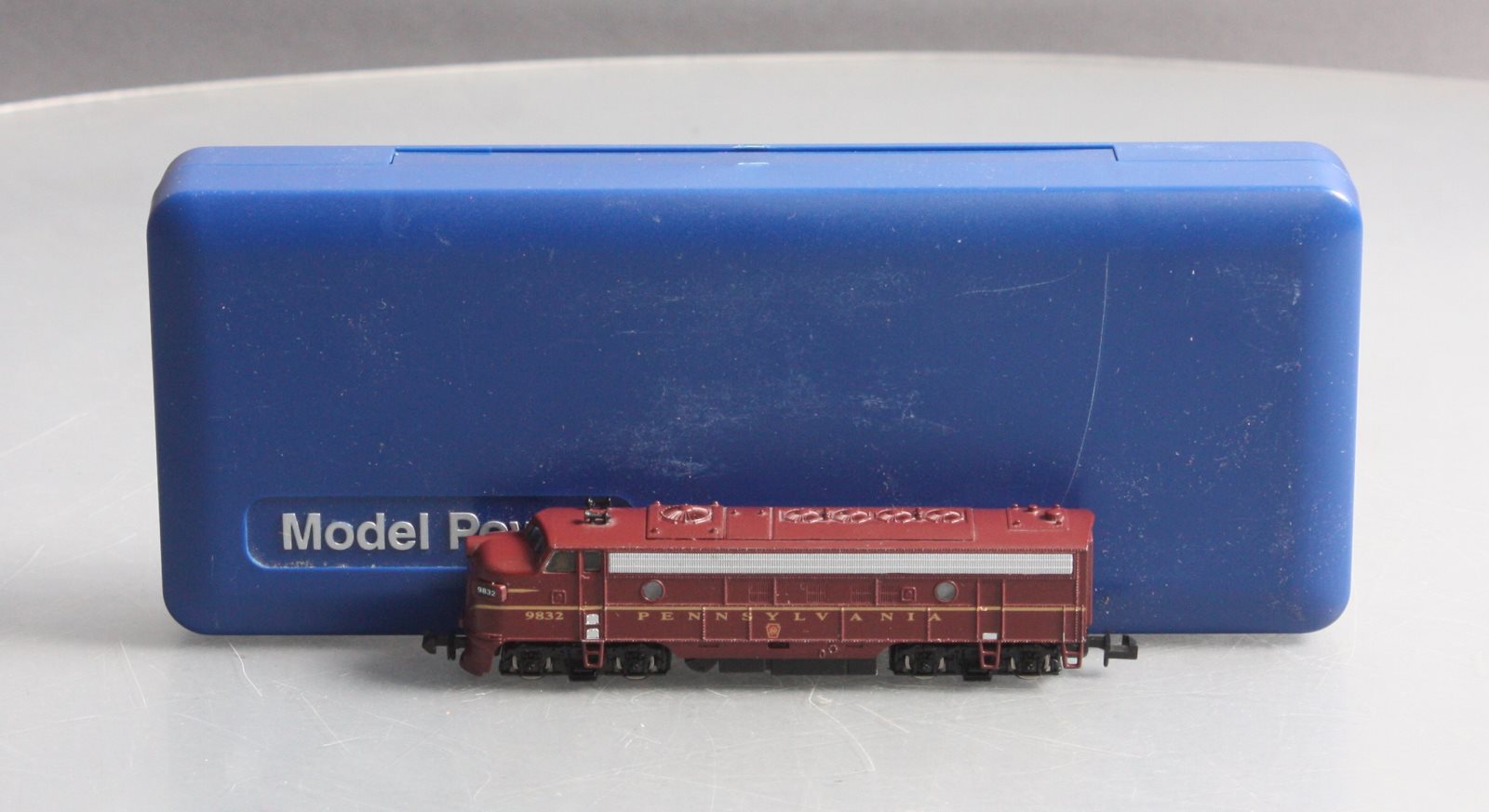 Model Power 89441 N Pennsylvania EMD FP7A Phase II Diesel Locomotive #9832