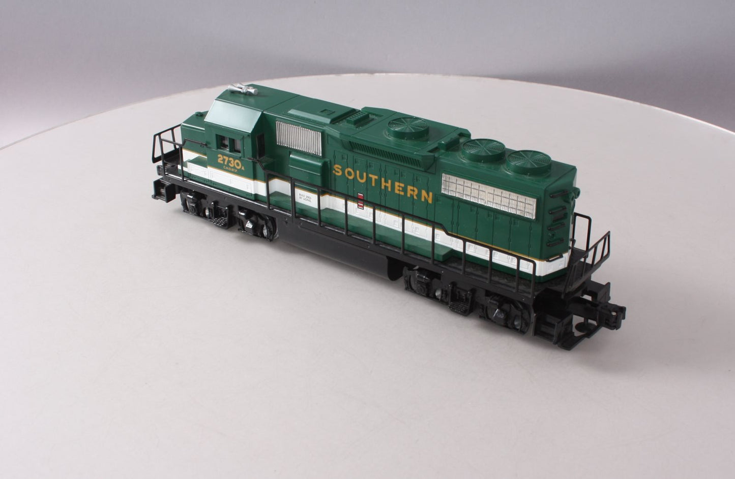 Lionel 6-28843 O Gauge Southern GP-38 Diesel Locomotive #2730 LN