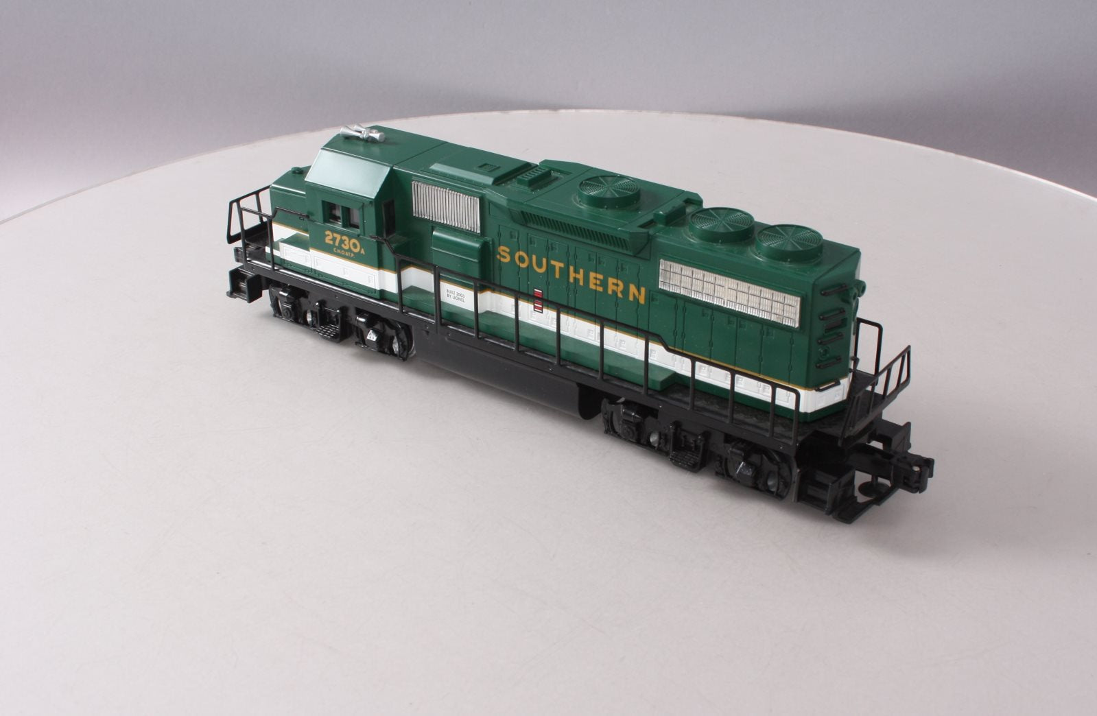 Lionel 6-28843 O Gauge Southern GP-38 Diesel Locomotive #2730 LN/Box