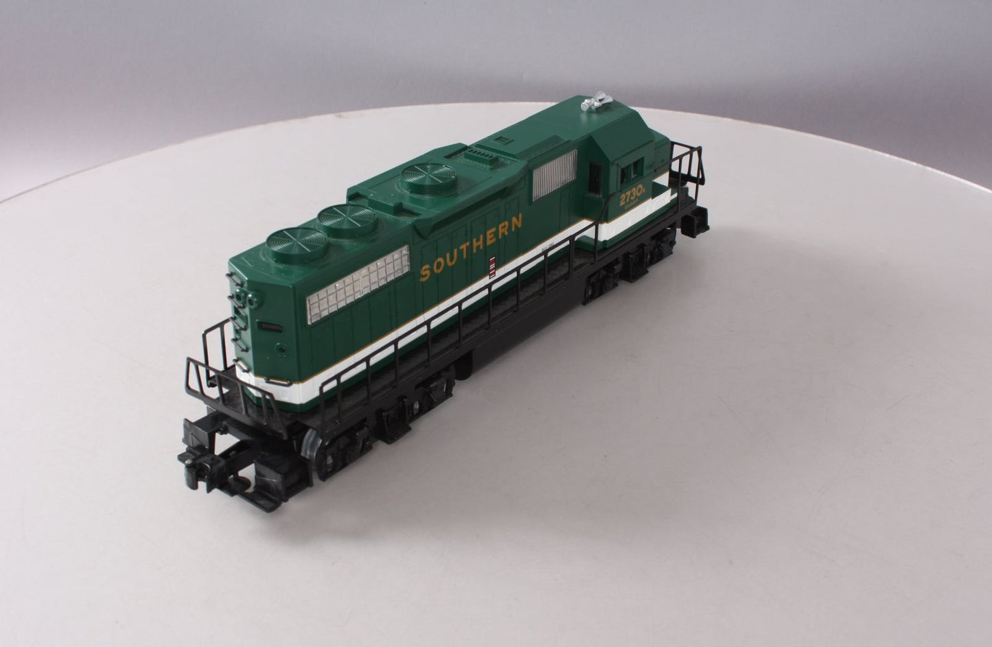 Lionel 6-28843 O Gauge Southern GP-38 Diesel Locomotive #2730 LN