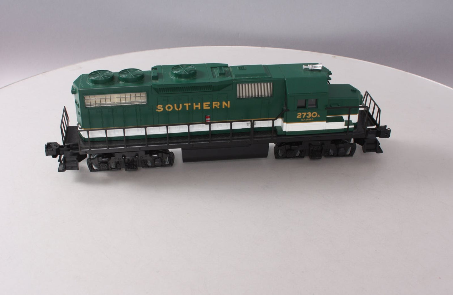 Lionel 6-28843 O Gauge Southern GP-38 Diesel Locomotive #2730 LN