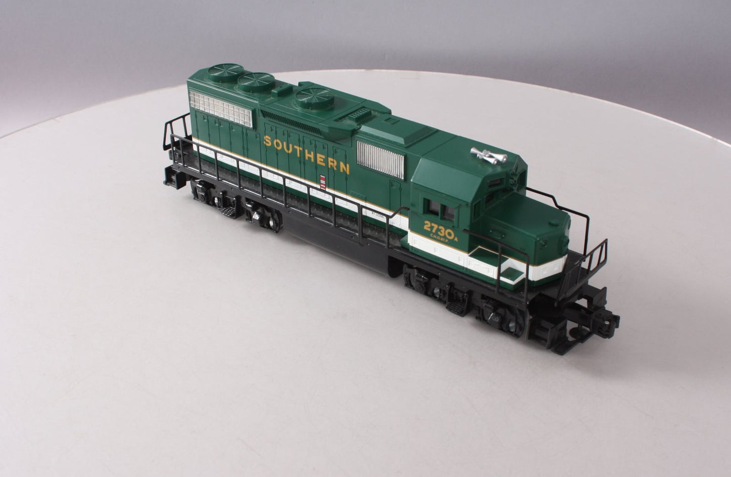 Lionel 6-28843 O Gauge Southern GP-38 Diesel Locomotive #2730 LN/Box