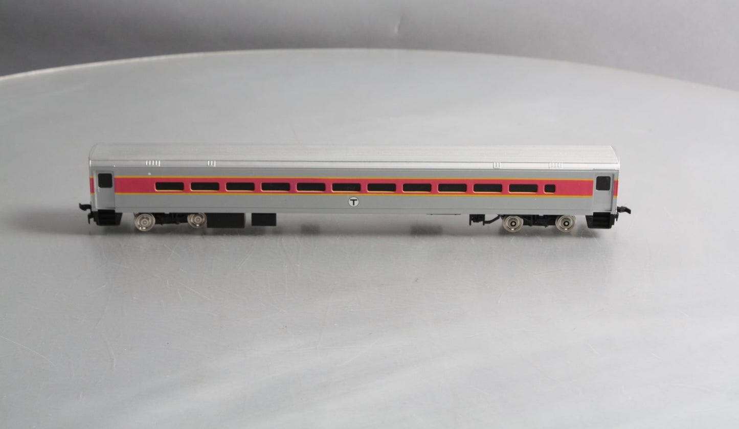Walthers 932-6083 HO Scale MBTA 85' Horizon Commuter Cab MT/Box