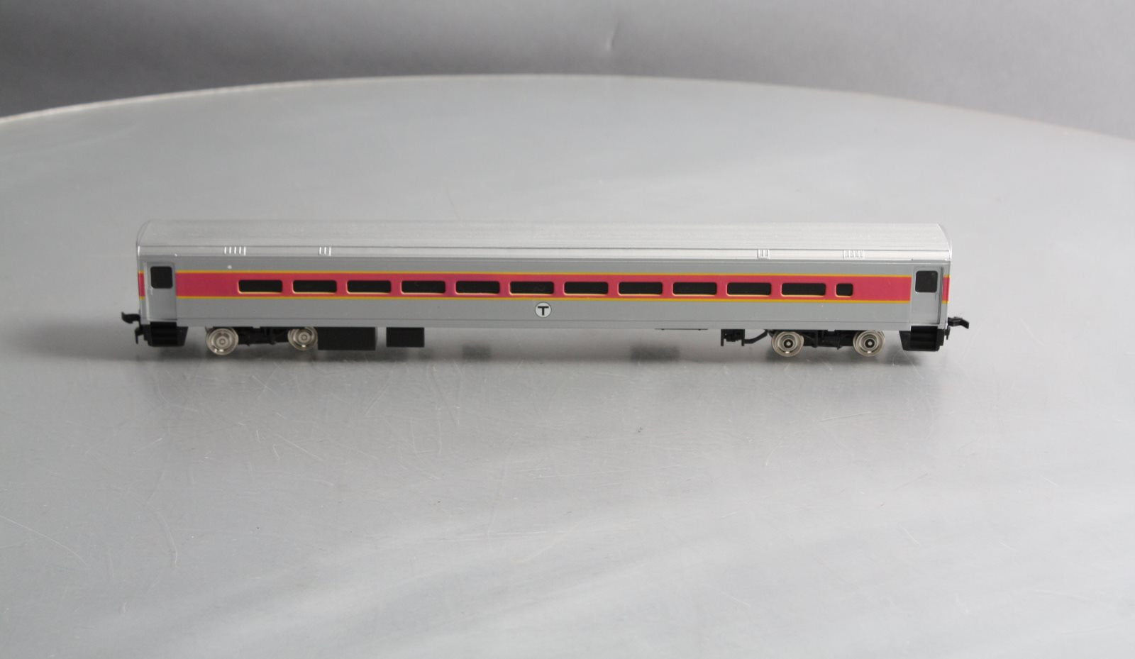 Walthers 932-6083 HO Scale MBTA 85' Horizon Commuter Cab MT/Box