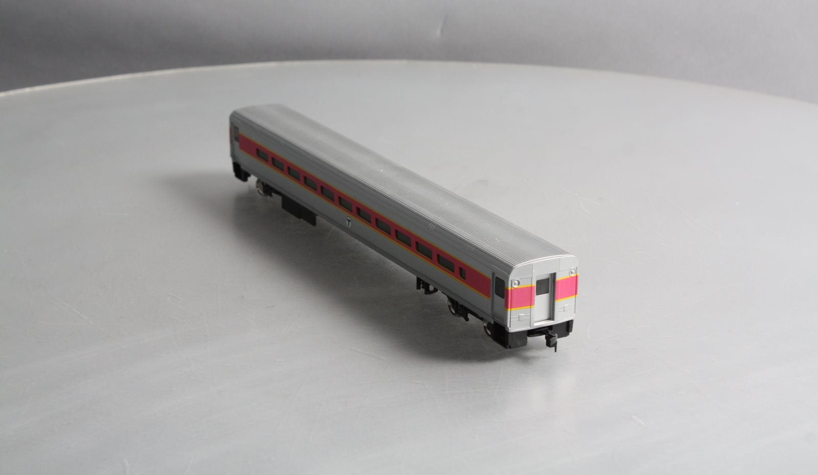 Walthers 932-6083 HO Scale MBTA 85' Horizon Commuter Cab MT/Box