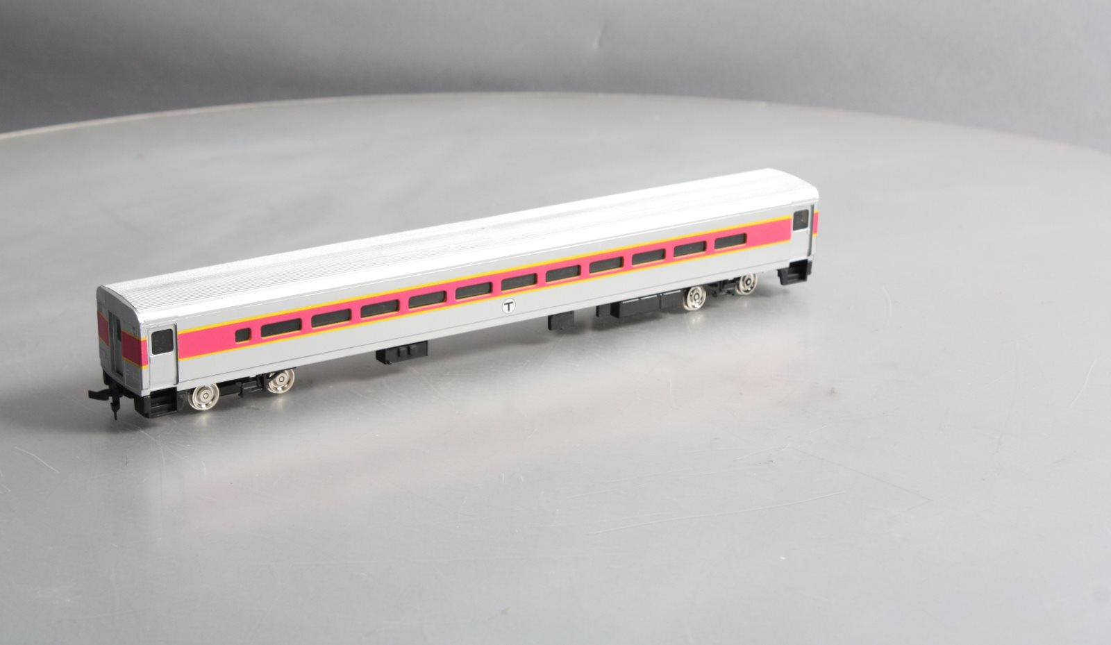 Walthers 932-6083 HO Scale MBTA 85' Horizon Commuter Cab MT/Box