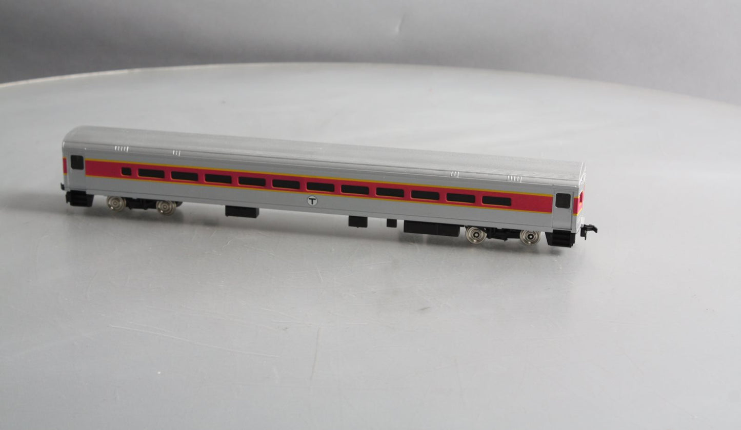 Walthers 932-6083 HO Scale MBTA 85' Horizon Commuter Cab MT/Box